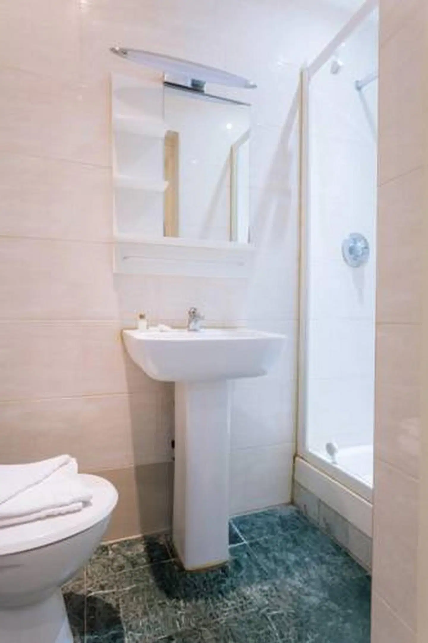 Hyde Park Economy Apartments Badezimmer