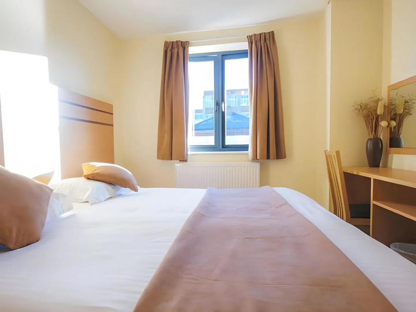 Crompton Court Apartments ROOM_EXAMPLE