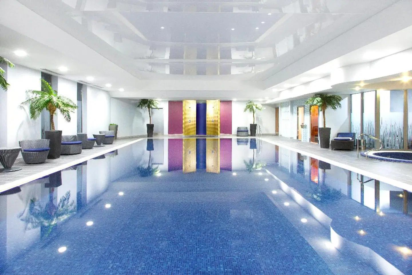 Village Hotel Reading Hallenbad