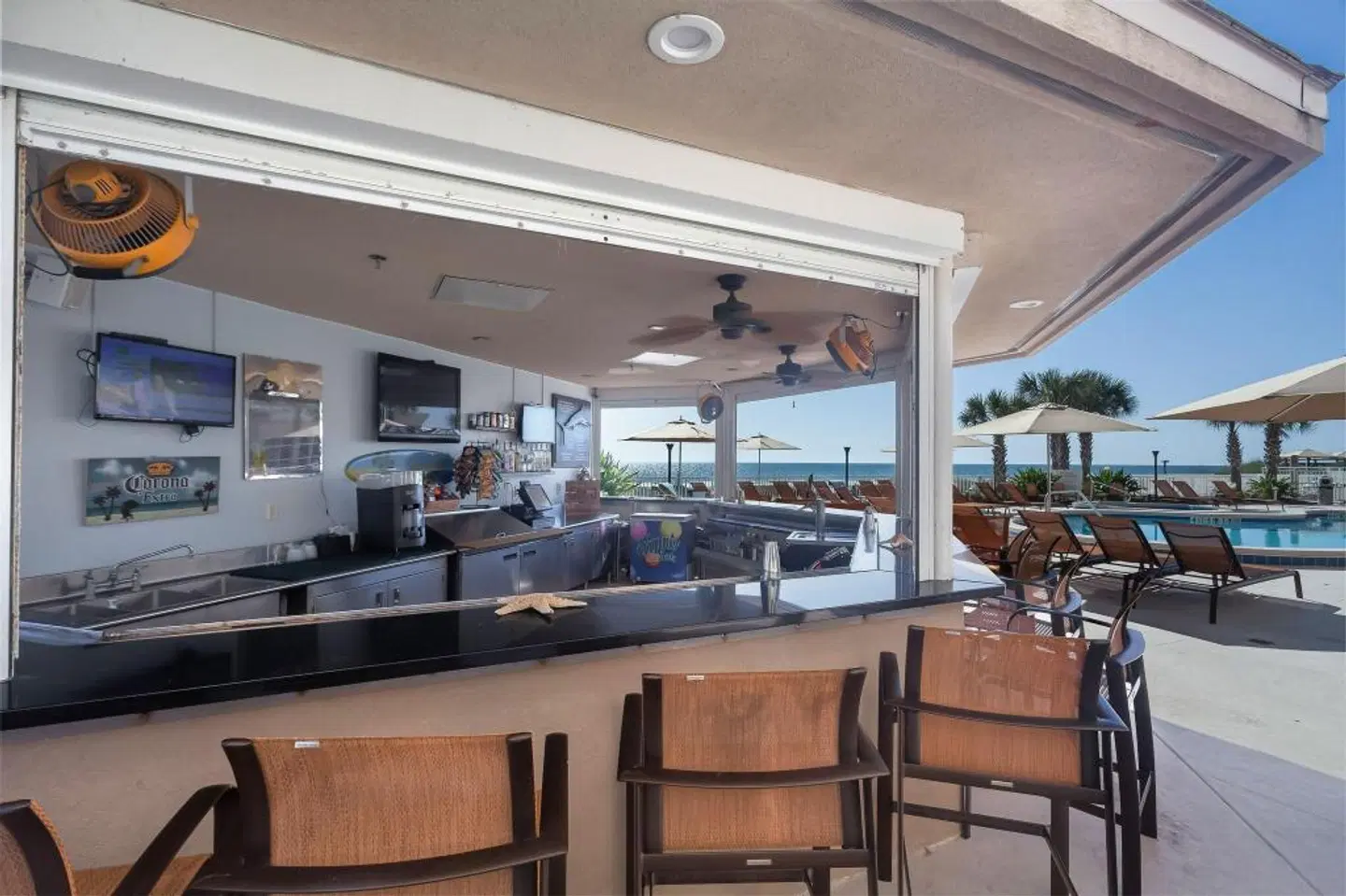 Courtyard by Marriott Jacksonville Beach Oceanfront Bar
