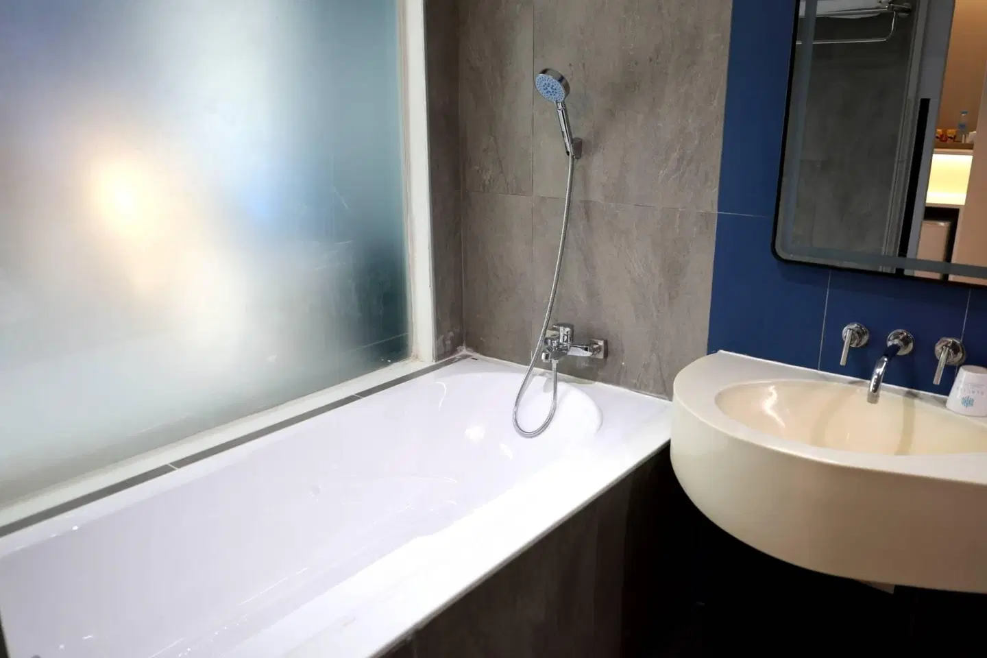 Glacier Hotel Khon Kaen BATHROOM