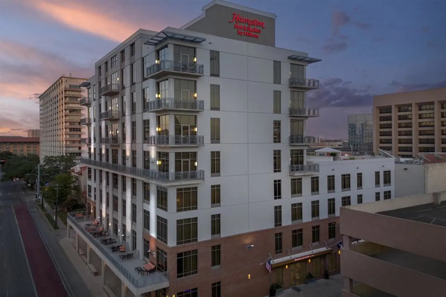 Hampton Inn & Suites Austin @ The University/Capitol EXTERIOR