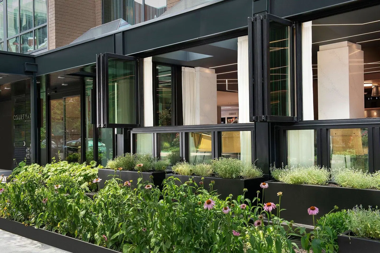 Courtyard by Marriott Washington, DC Dupont Circle EXTERIOR