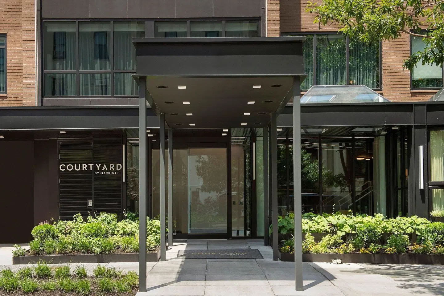 Courtyard by Marriott Washington, DC Dupont Circle EXTERIOR