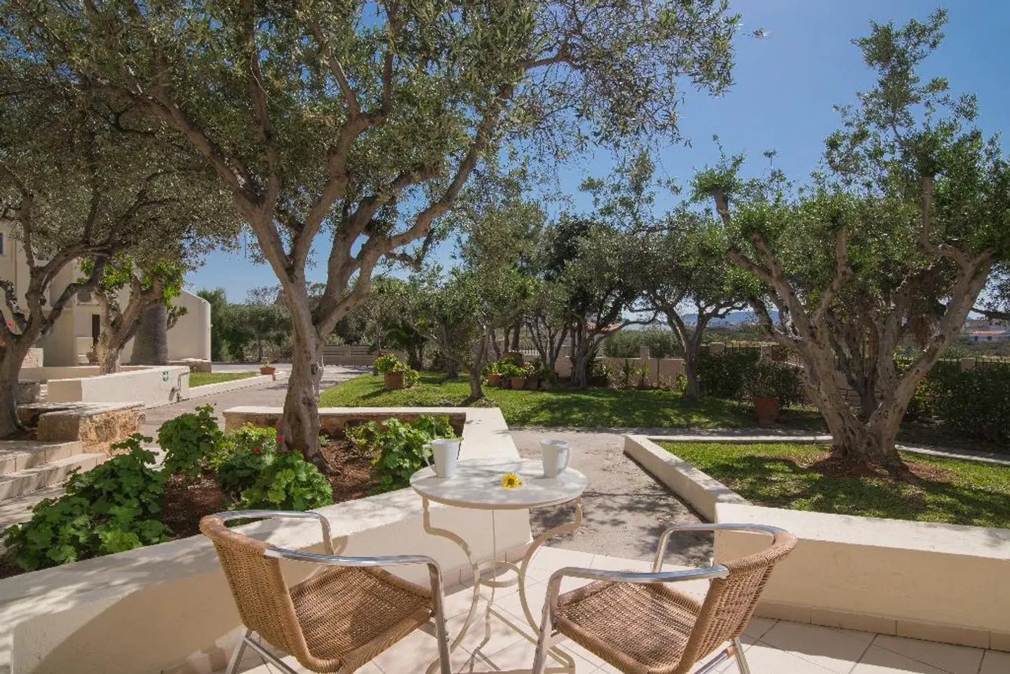 Ourania Apartments Terrasse