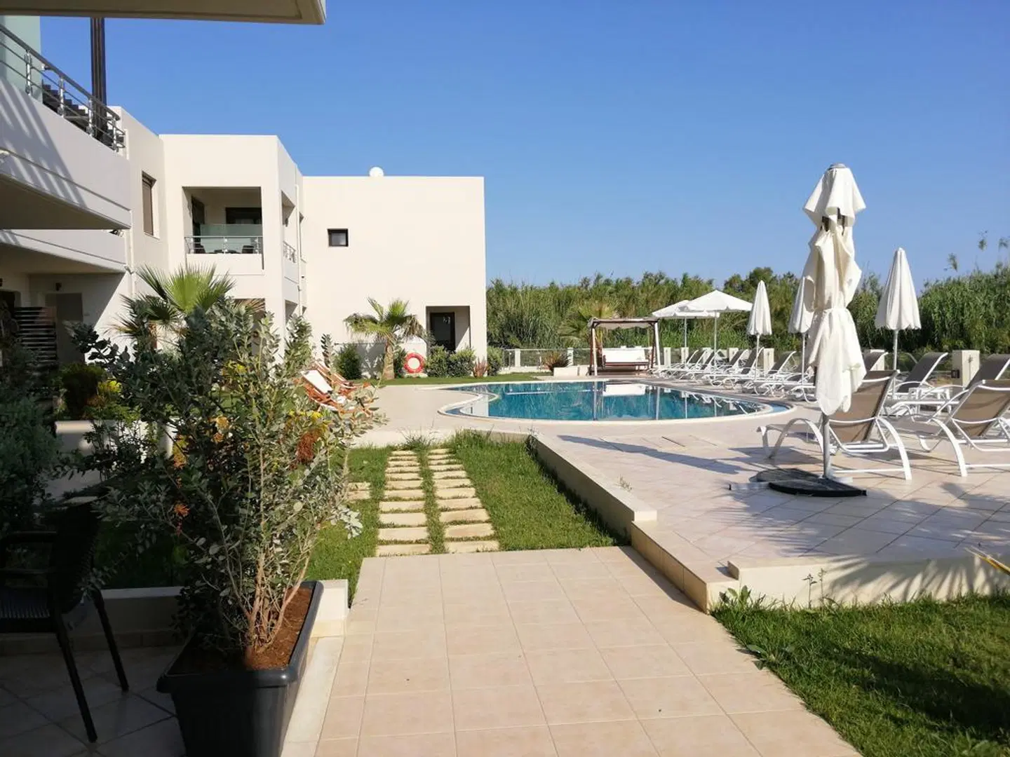 Carisa Maleme EXTERIOR