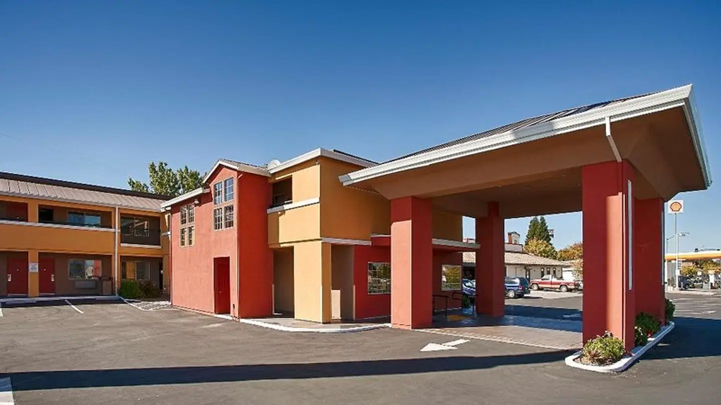 Best Western Anderson Inn EXTERIOR