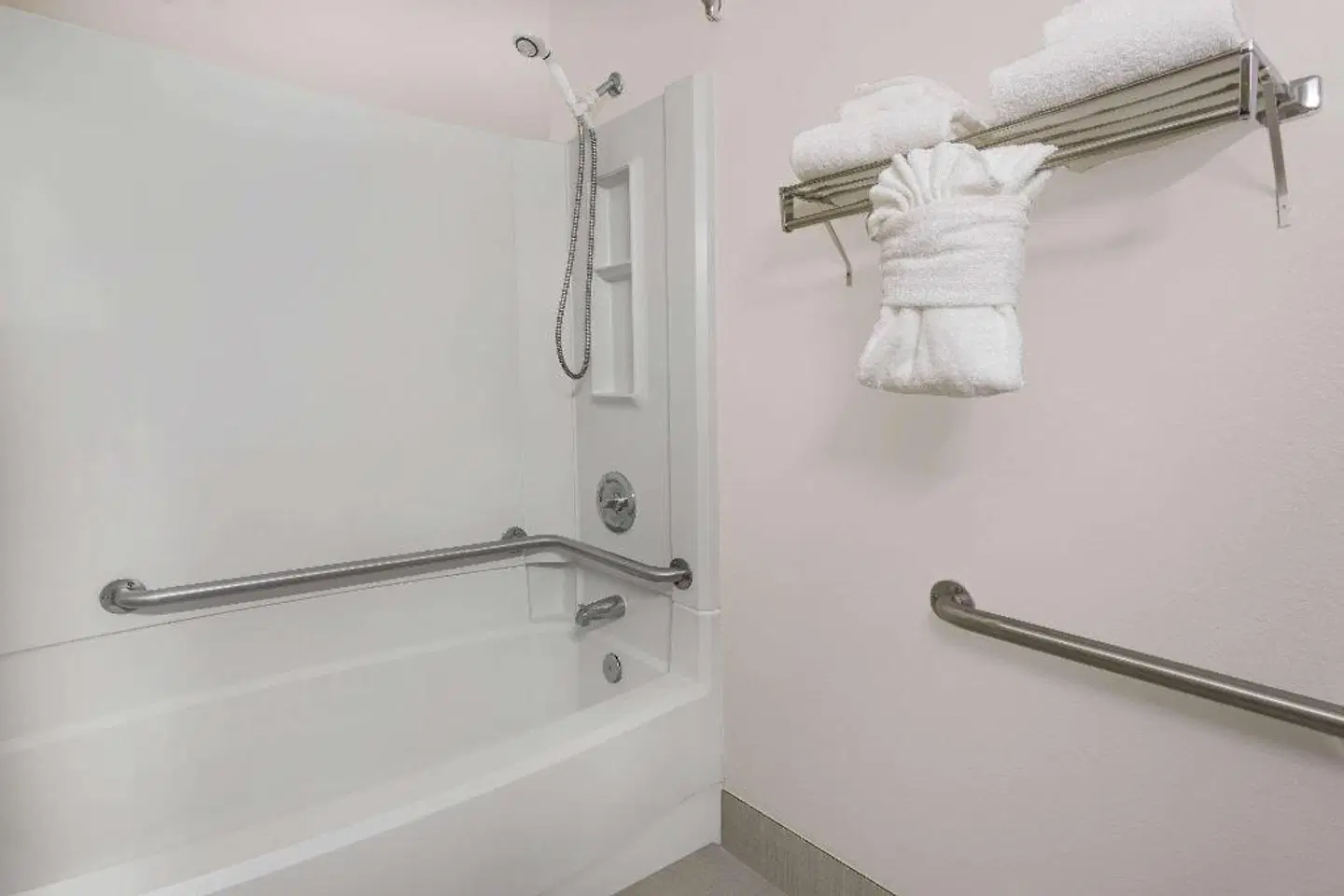 Ramada by Wyndham Asheville Southeast Badezimmer
