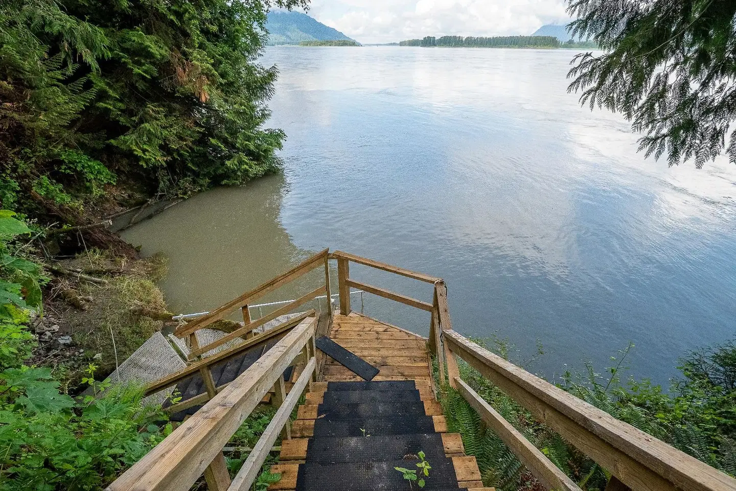 The Fraser River's Edge B&B Lodge LANDSCAPE
