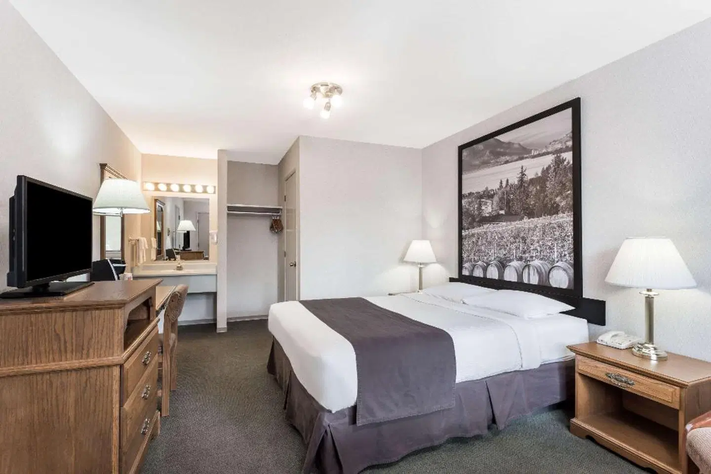 Super 8 by Wyndham Kelowna BC ROOM_EXAMPLE