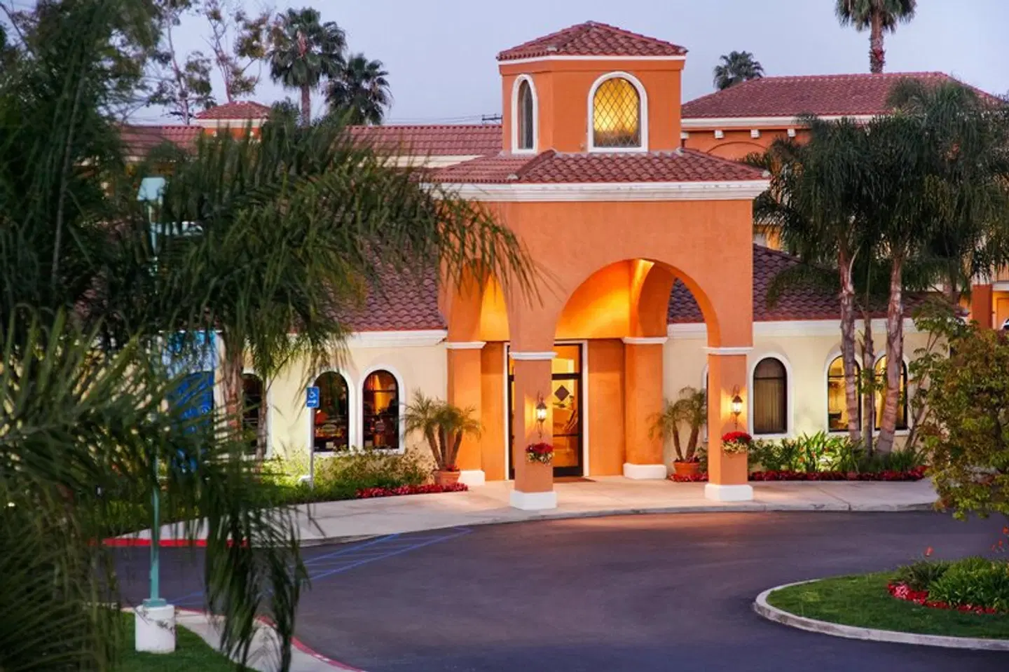 Cortona Inn & Suites Anaheim Resort EXTERIOR