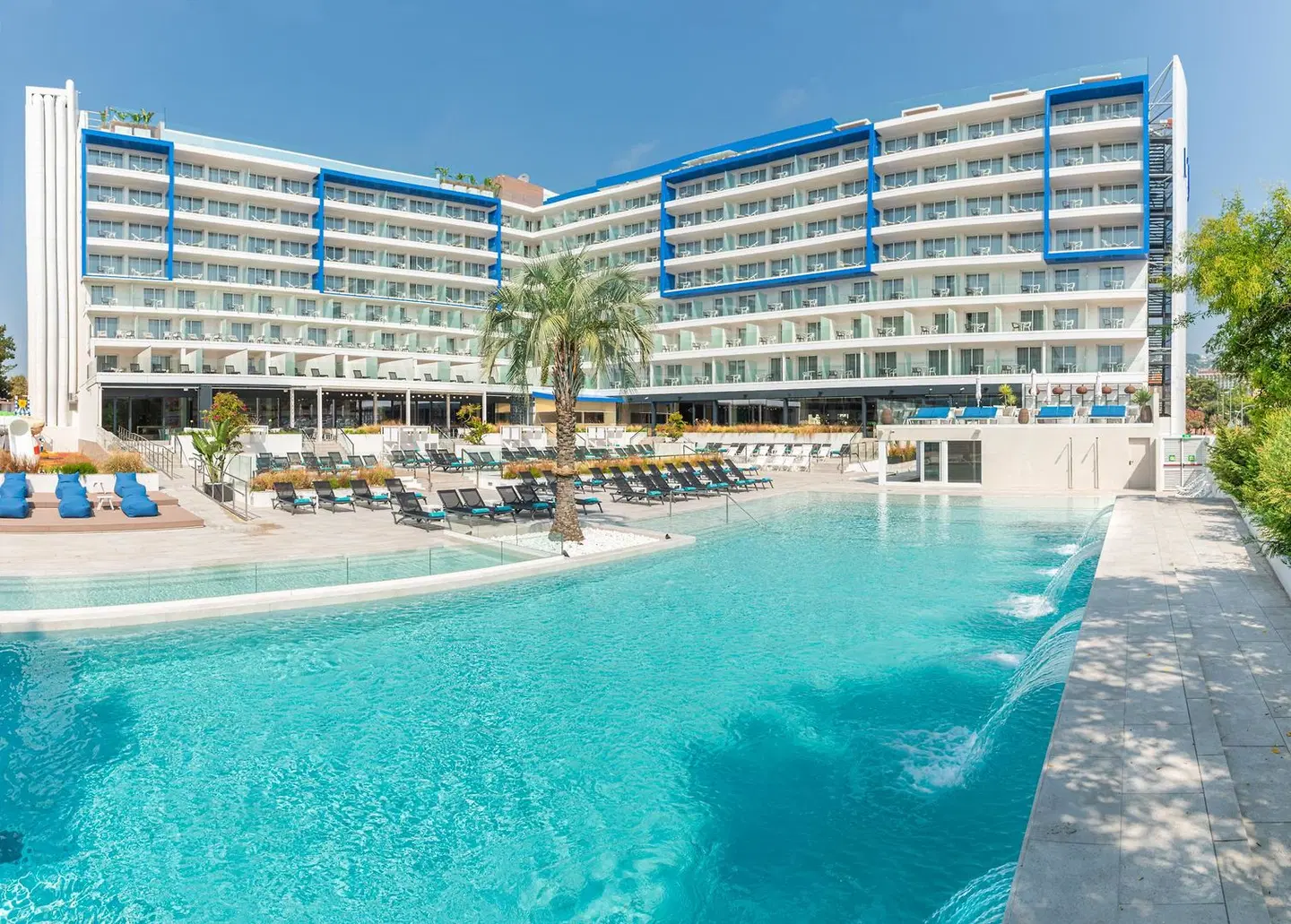 LAzure Hotel EXTERIOR