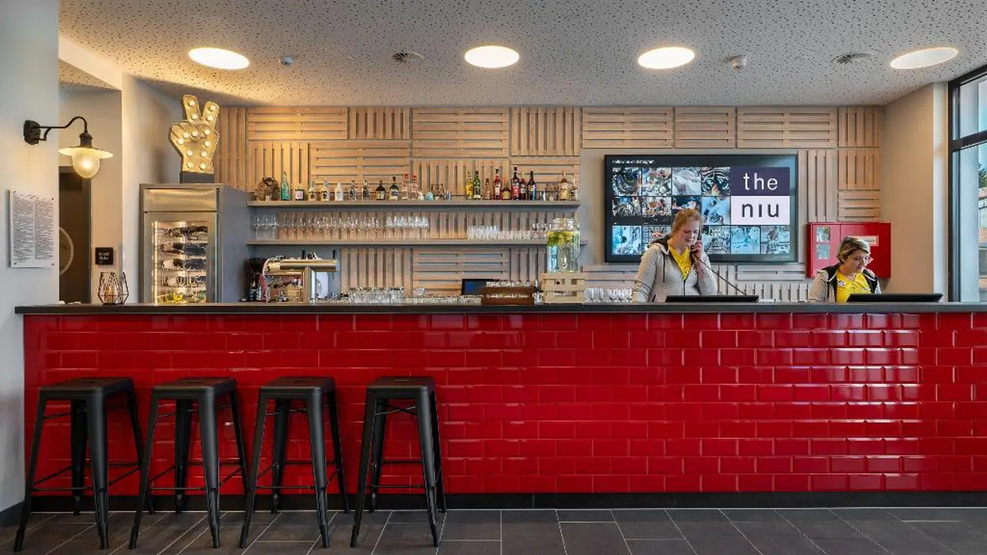 Holiday Inn - the niu, Keg Hamburg Ost Bar