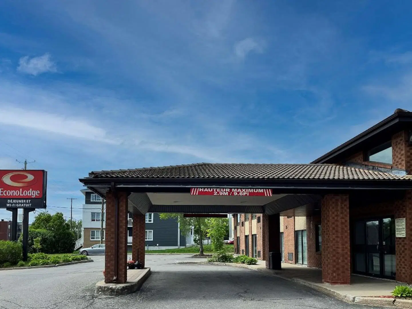 Econo Lodge Airport EXTERIOR