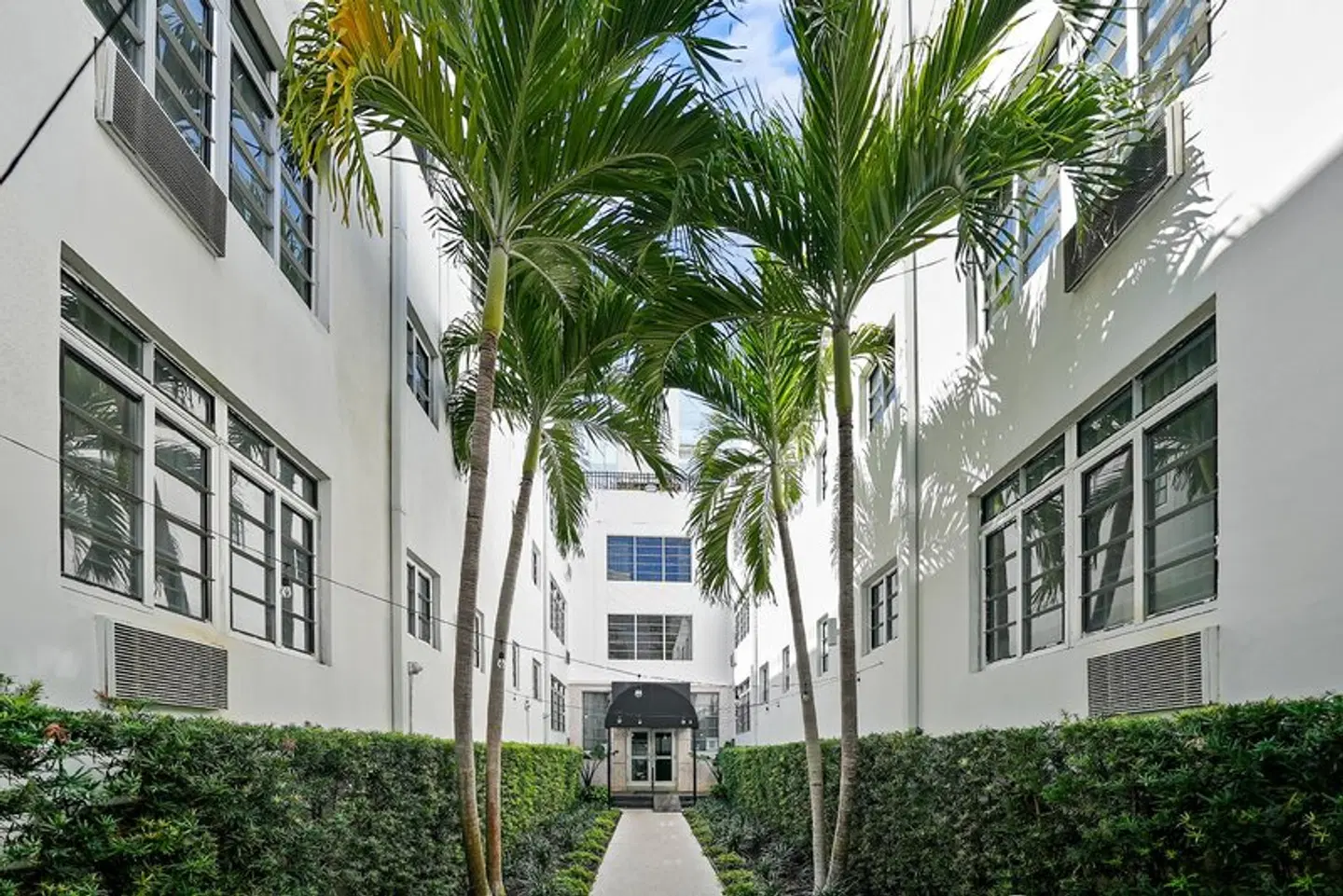 Lincoln Arms Suites EXTERIOR