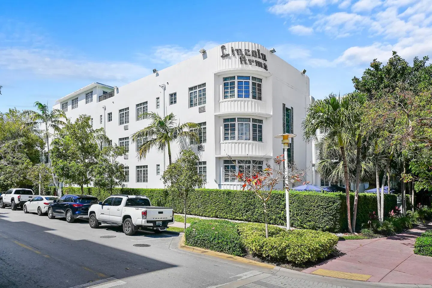 Lincoln Arms Suites EXTERIOR