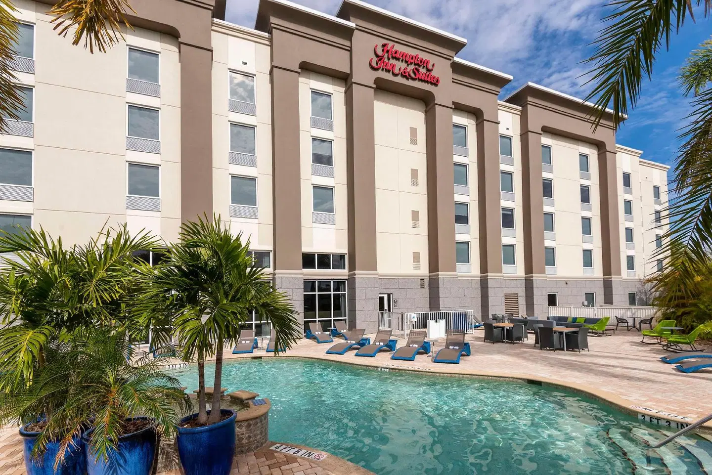 Hampton Inn & Suites Fort Myers-Colonial Blvd. EXTERIOR