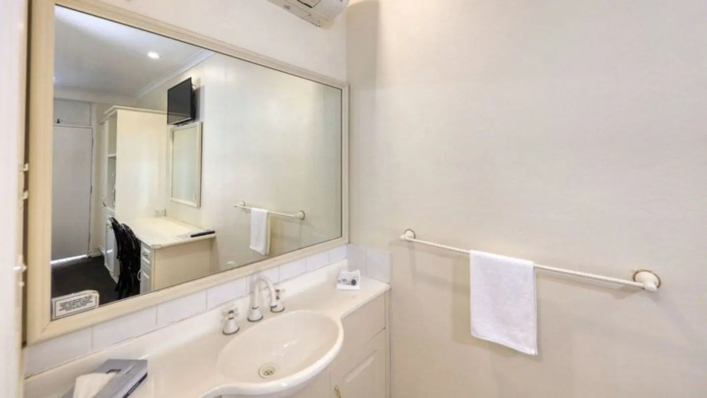 Coachman Hotel Motel BATHROOM