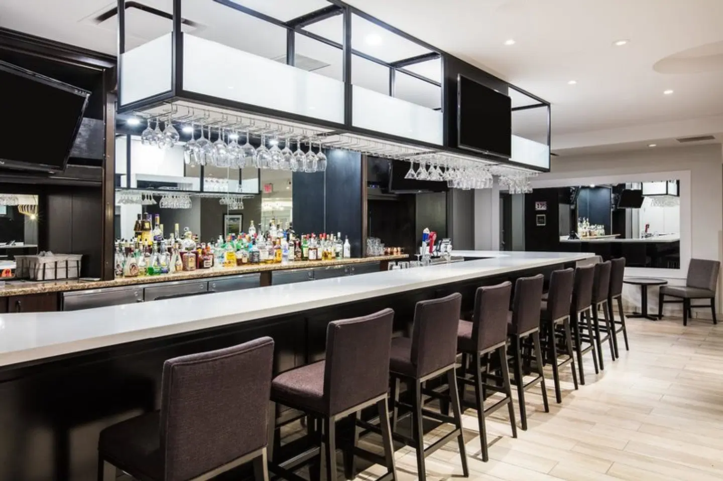 Holiday Inn & Suites Grande Prairie-Conference Ctr by IHG Bar