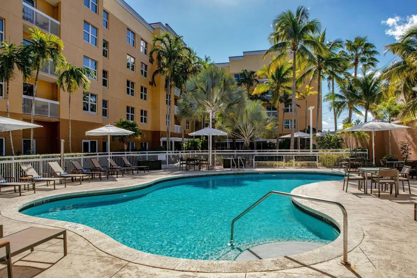 Courtyard by Marriott Miami Aventura Mall OUTDOOR_POOL