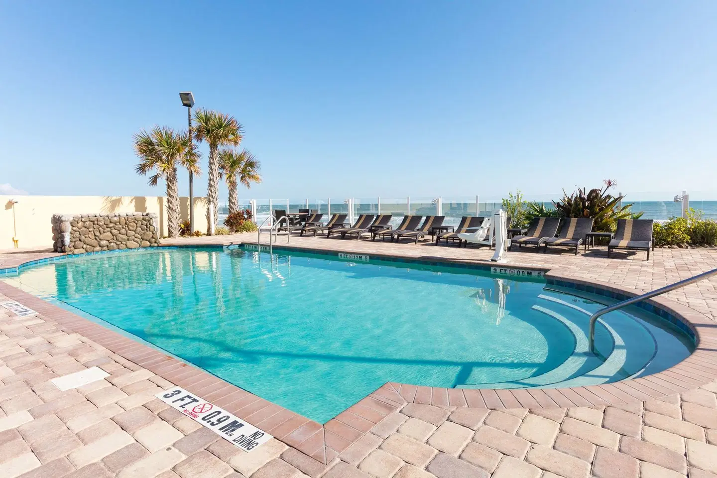 Hampton Inn Daytona Beach/Beachfront OUTDOOR_POOL