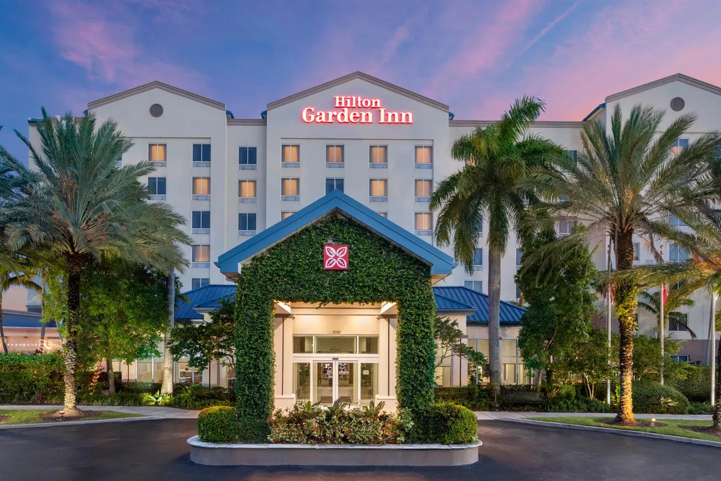Hilton Garden Inn Miami Airport West EXTERIOR