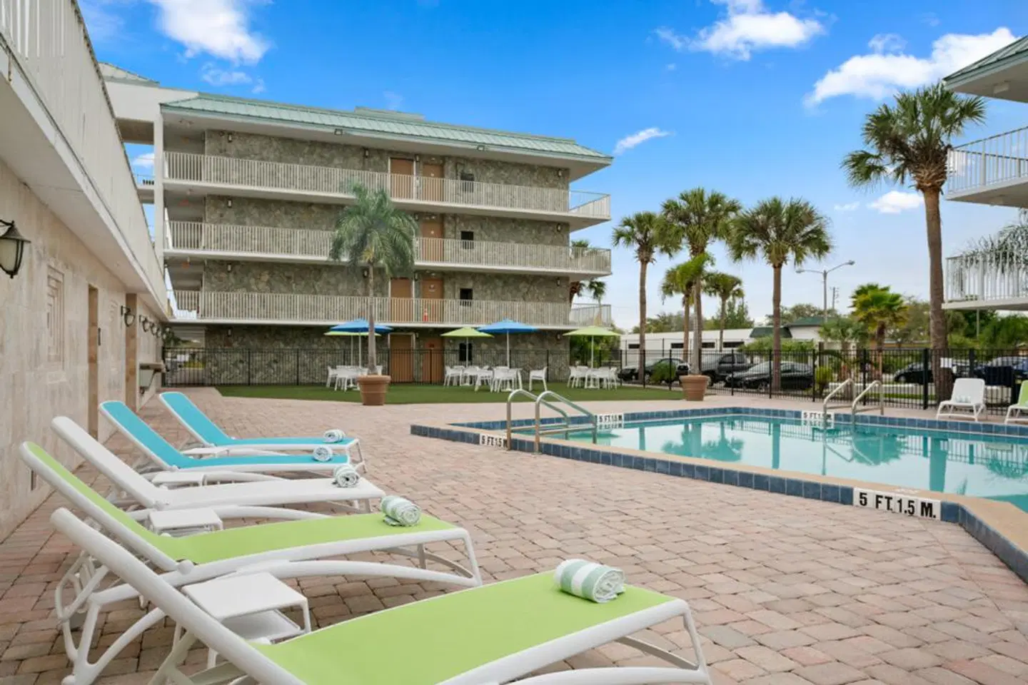 Park Royal Homestay Orlando OUTDOOR_POOL