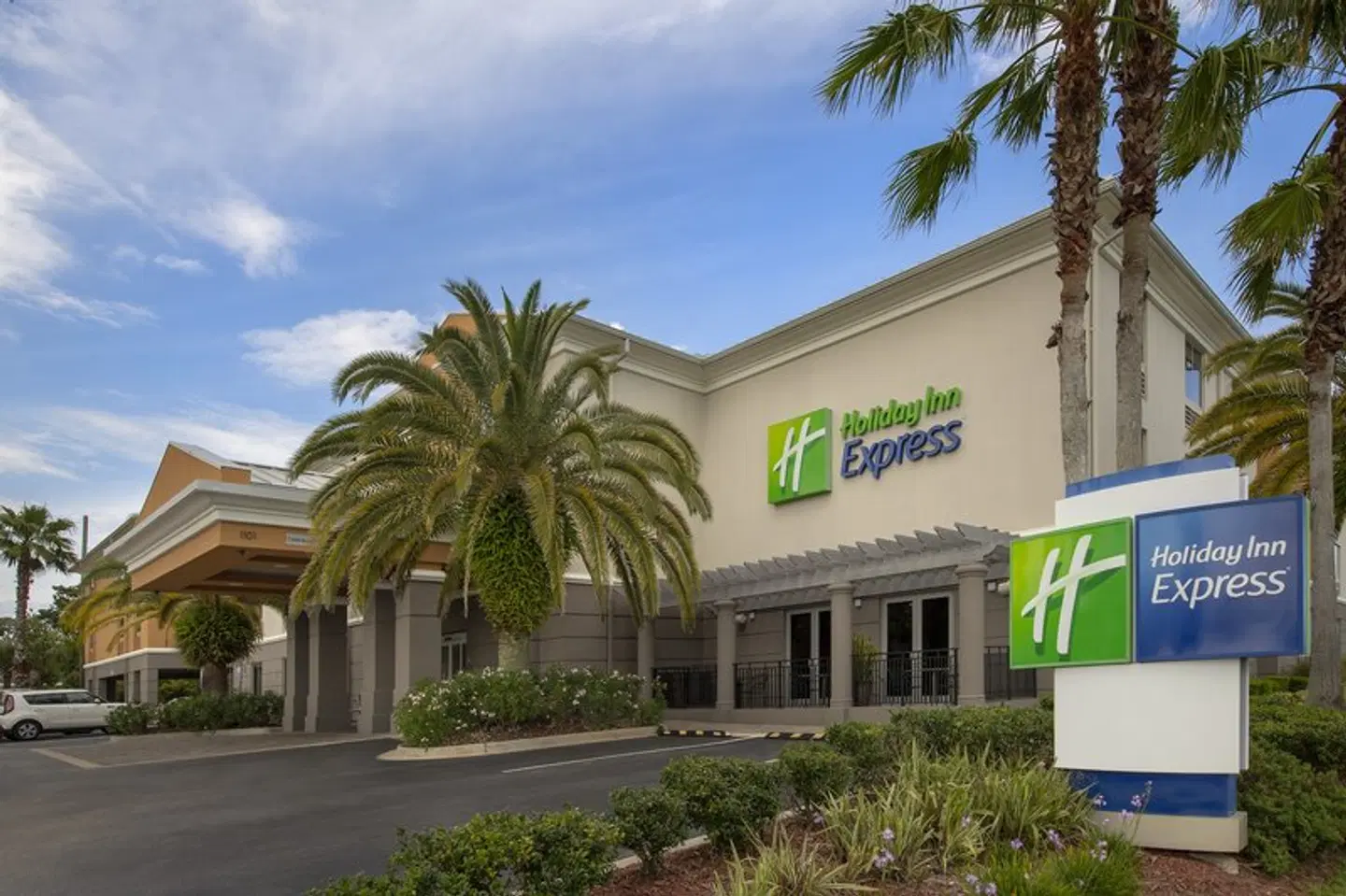 Holiday Inn Express Jacksonville Beach EXTERIOR