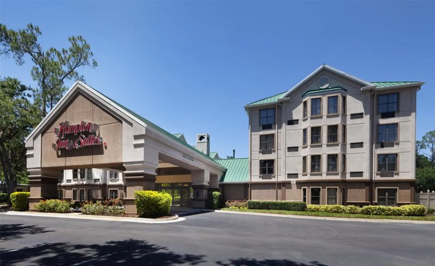 Hampton Inn & Suites Tampa-North EXTERIOR