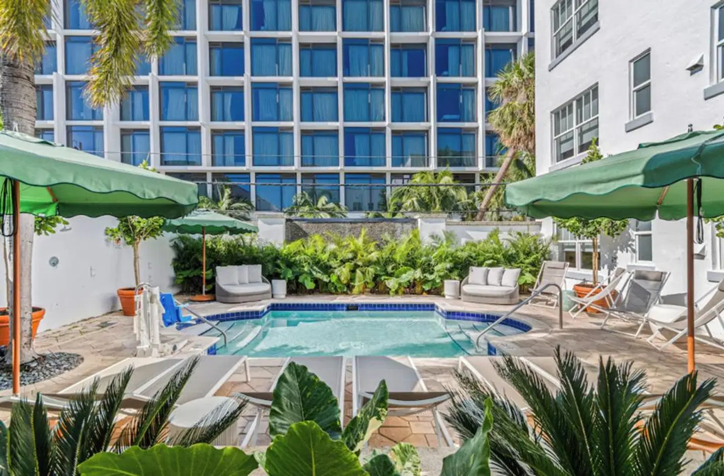 Aloha Fridays Resort OUTDOOR_POOL