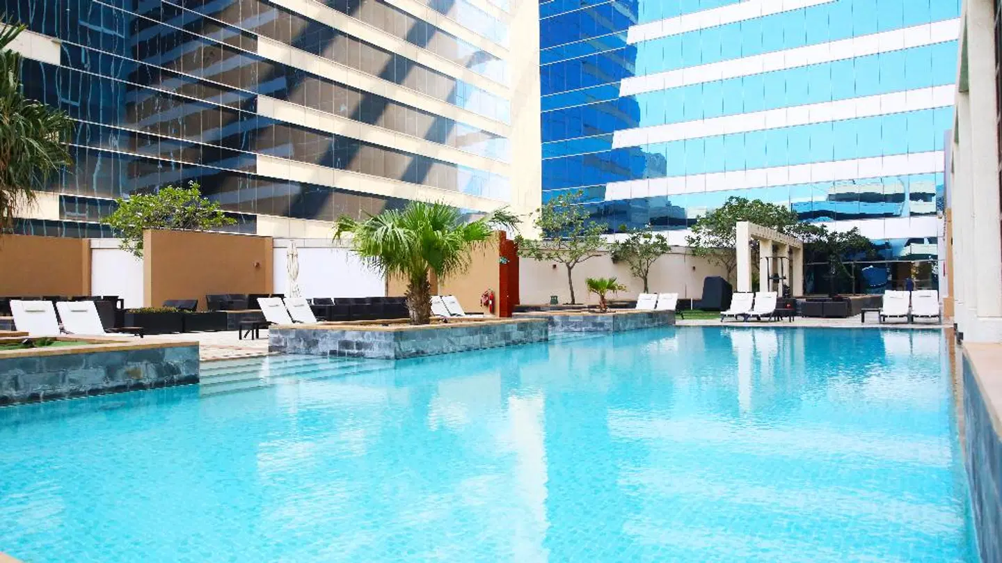 The H Dubai Hallenbad