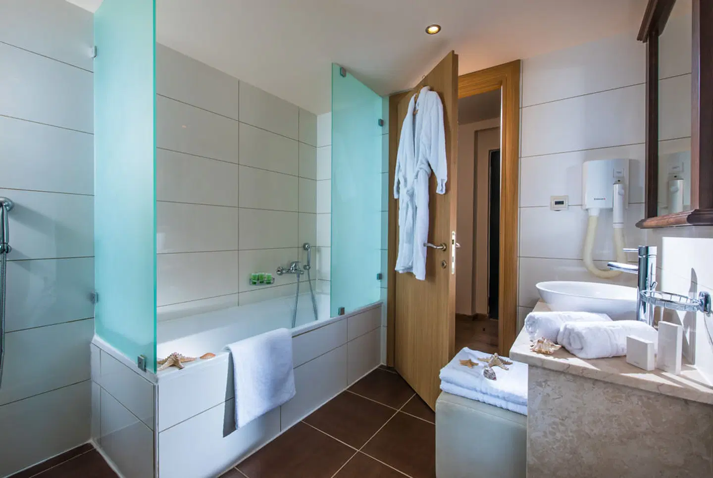 KOUTRAKIS SUITES Badezimmer