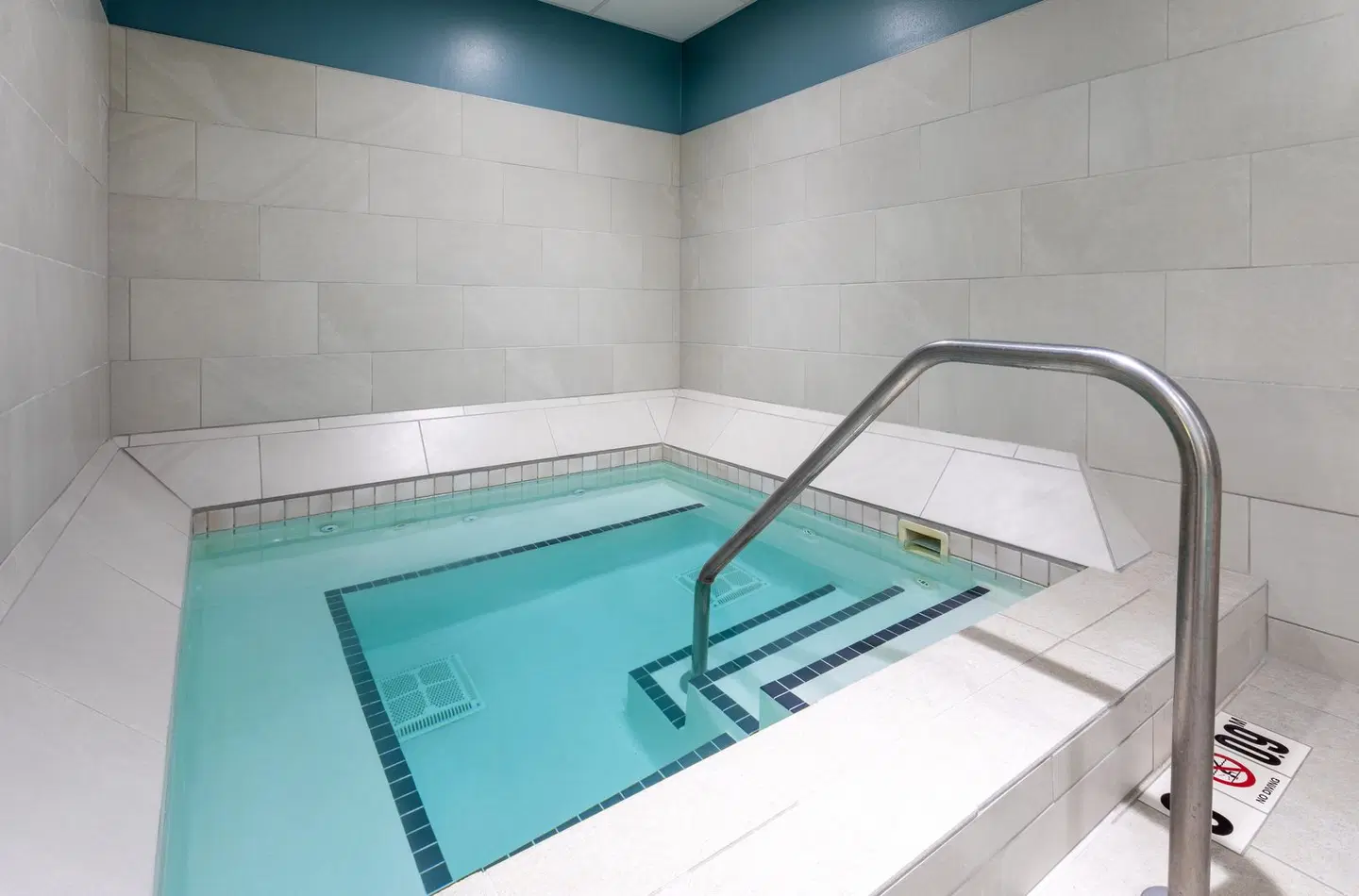 Holiday Inn Express & Suites Minneapolis-Dwtn (Conv Ctr) by IHG Hallenbad