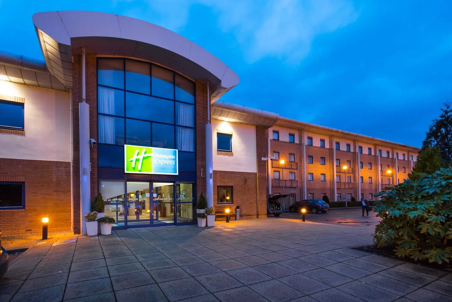 Holiday Inn Express Newport EXTERIOR