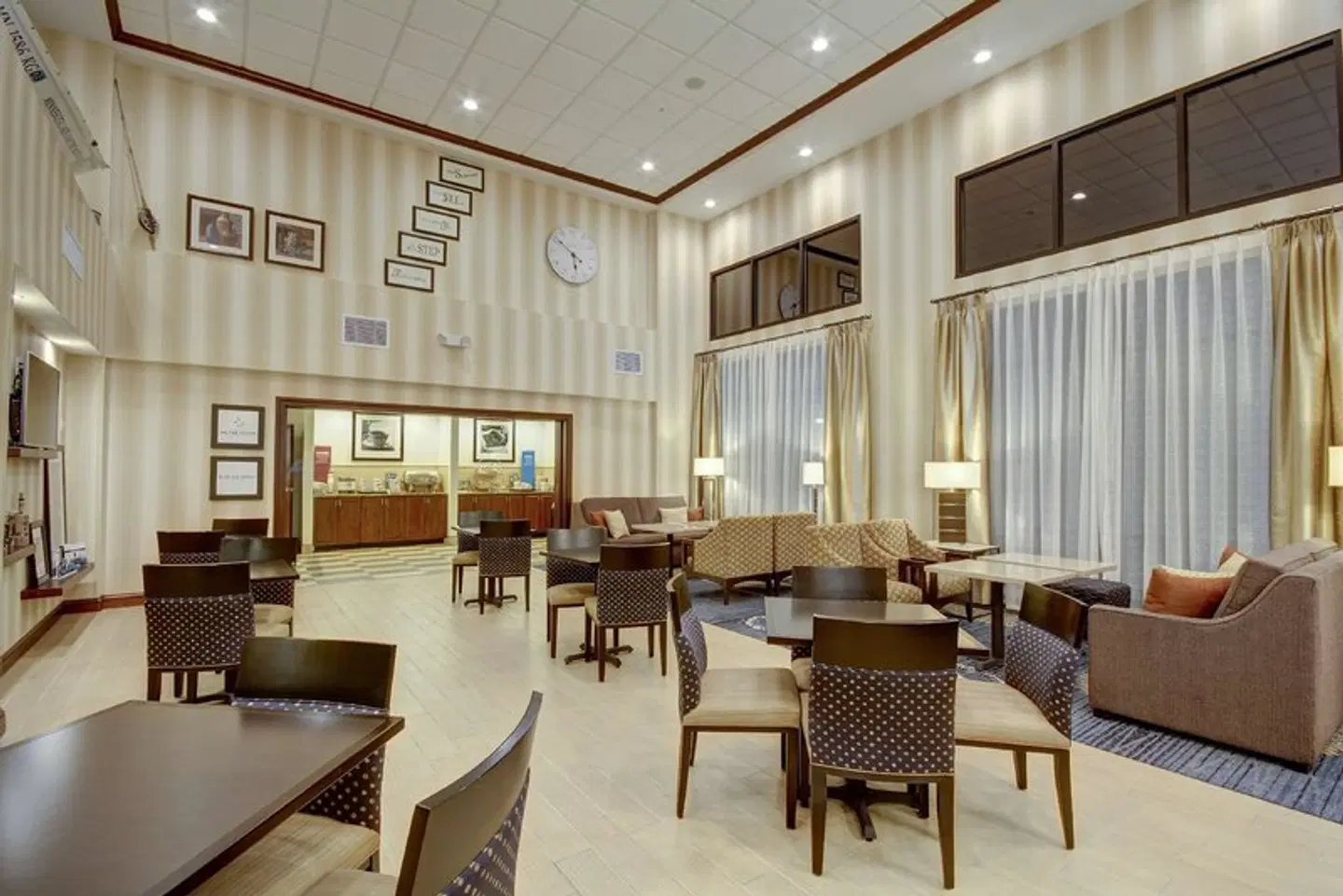 Hampton Inn & Suites Alexandria LOUNGE_LOBBY
