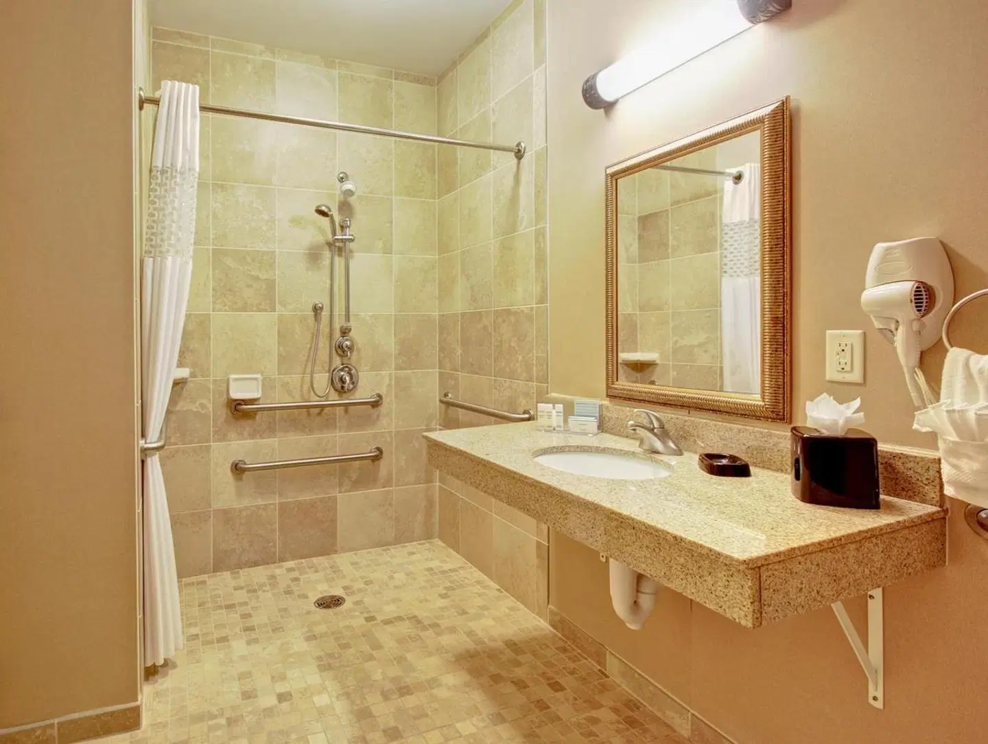 Hampton Inn & Suites Alexandria Badezimmer