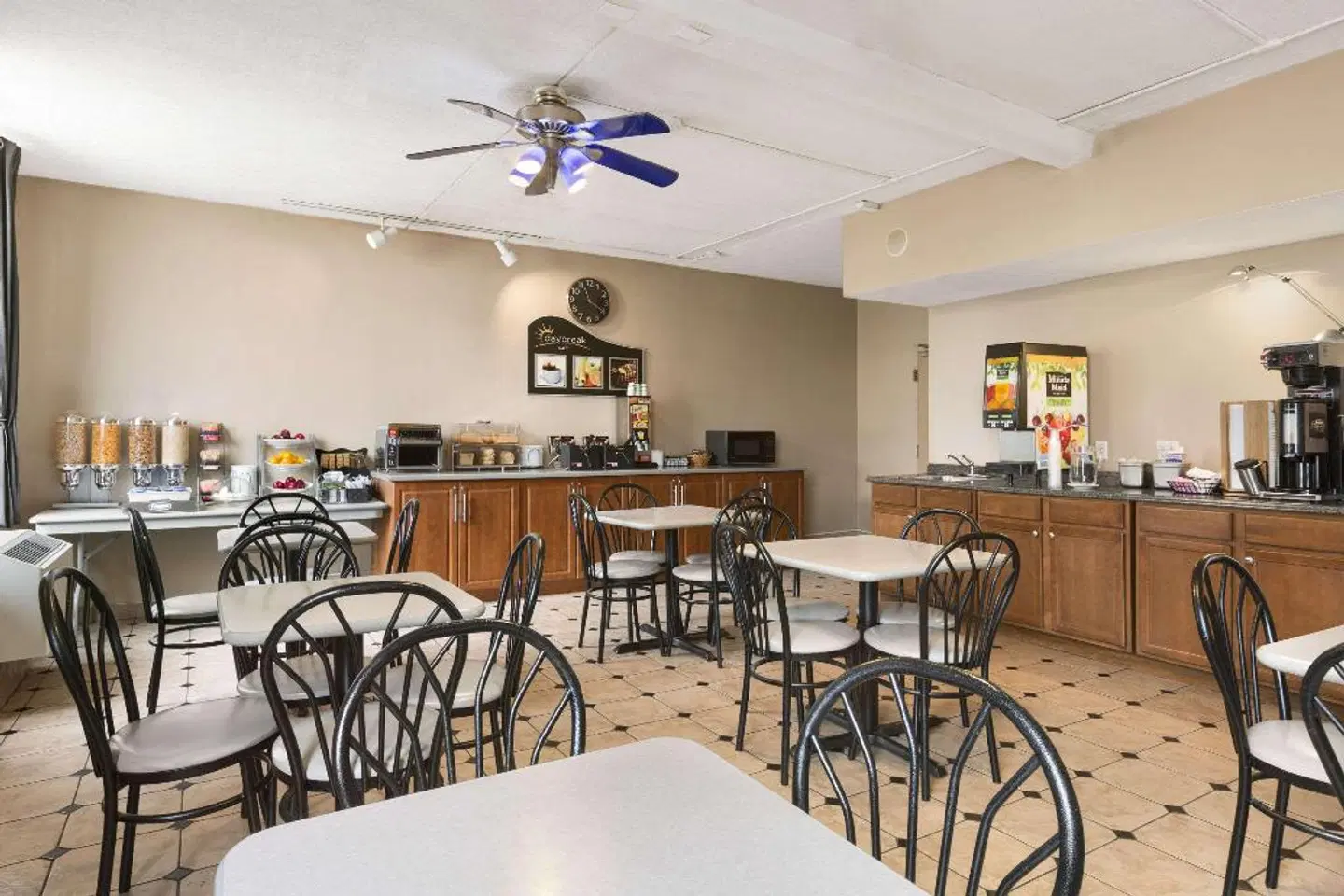 Days Inn by Wyndham Ottawa West Bar