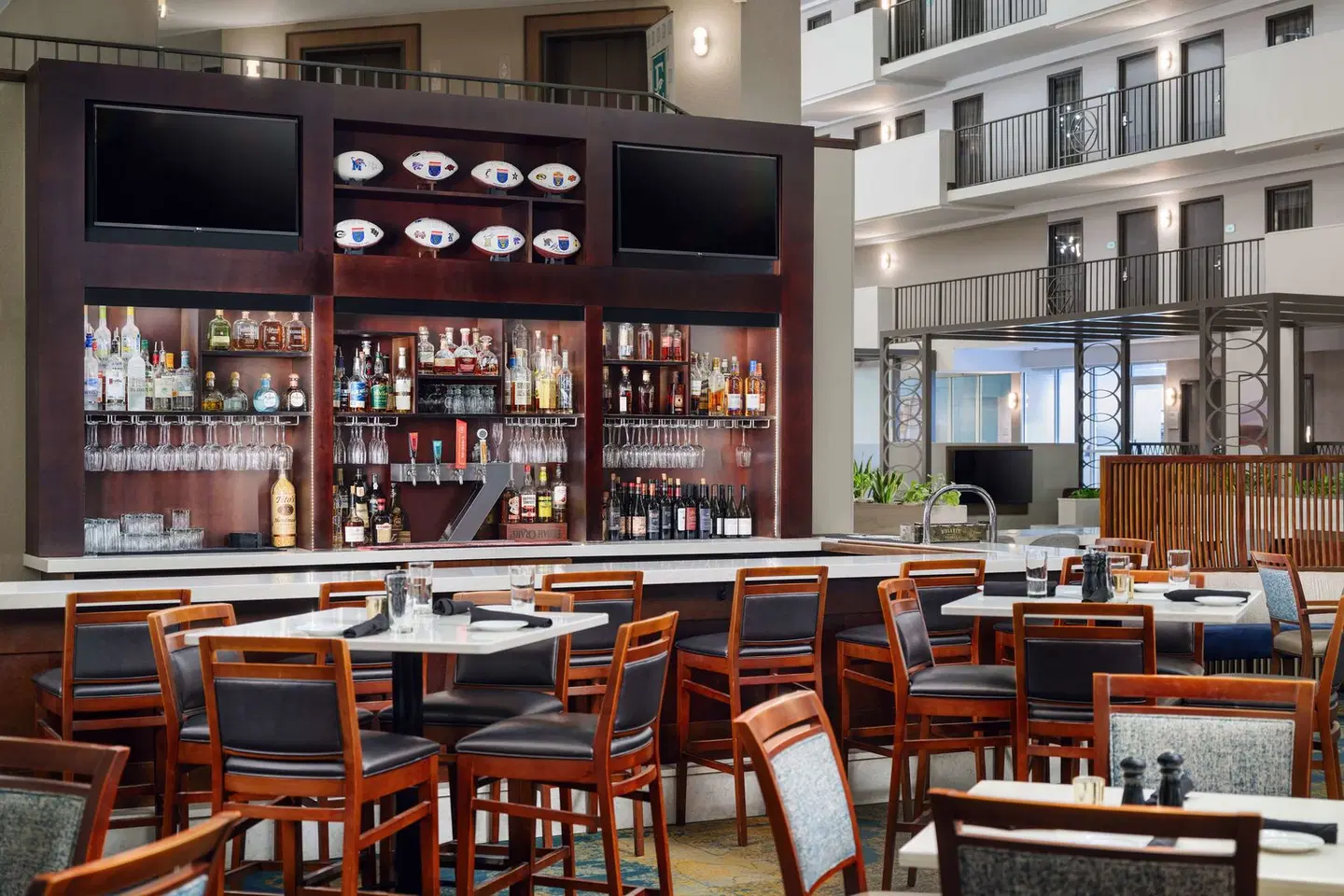 Embassy Suites by Hilton Memphis Bar