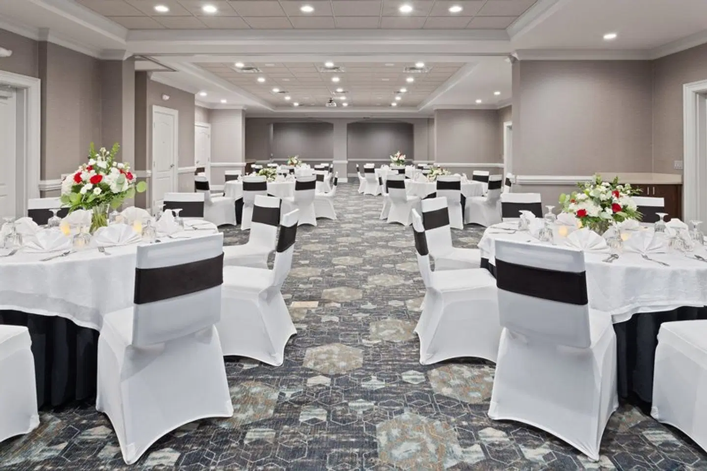 Holiday Inn Valdosta Conference Center by IHG Bar