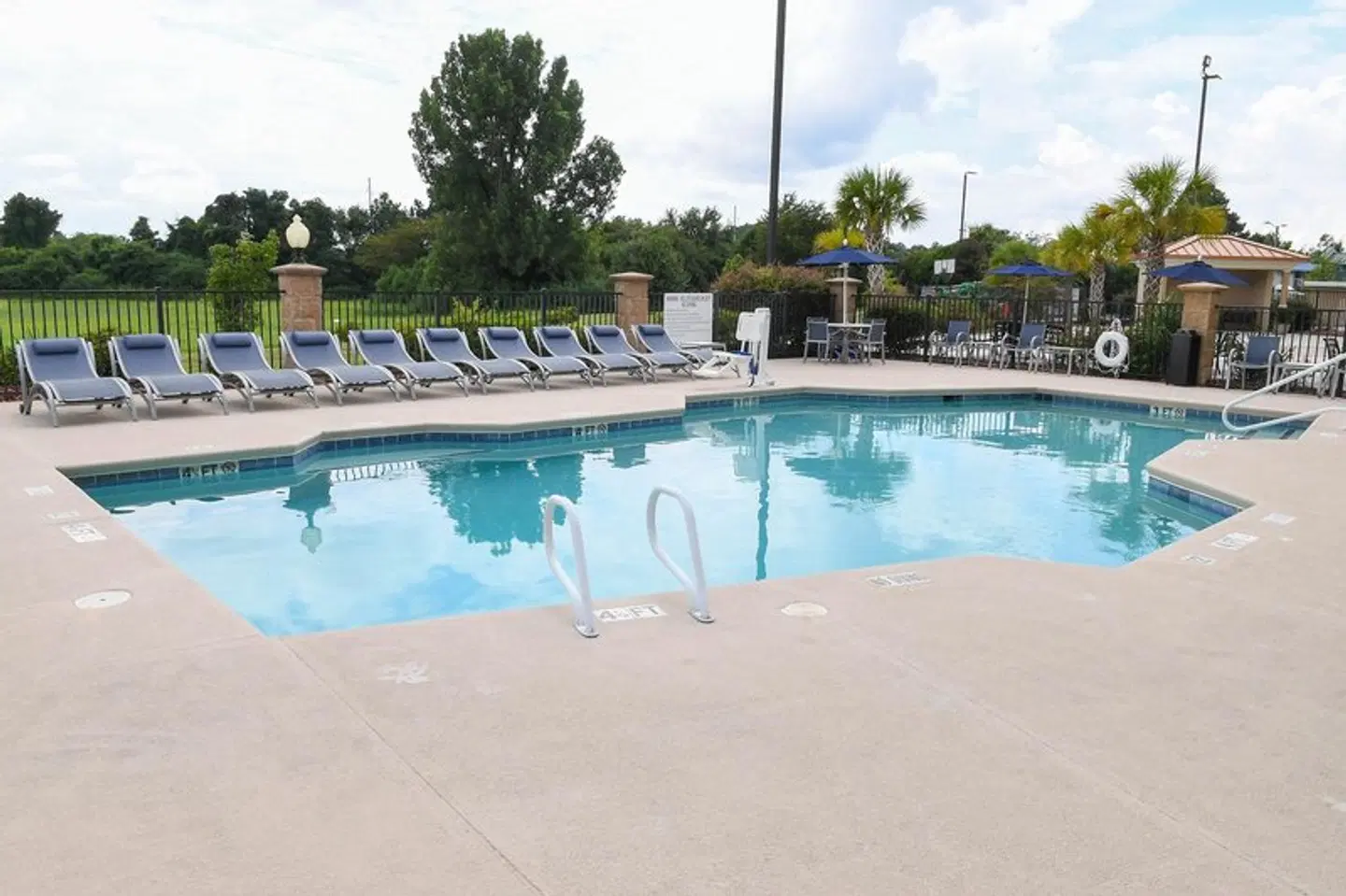 Holiday Inn Valdosta Conference Center by IHG OUTDOOR_POOL