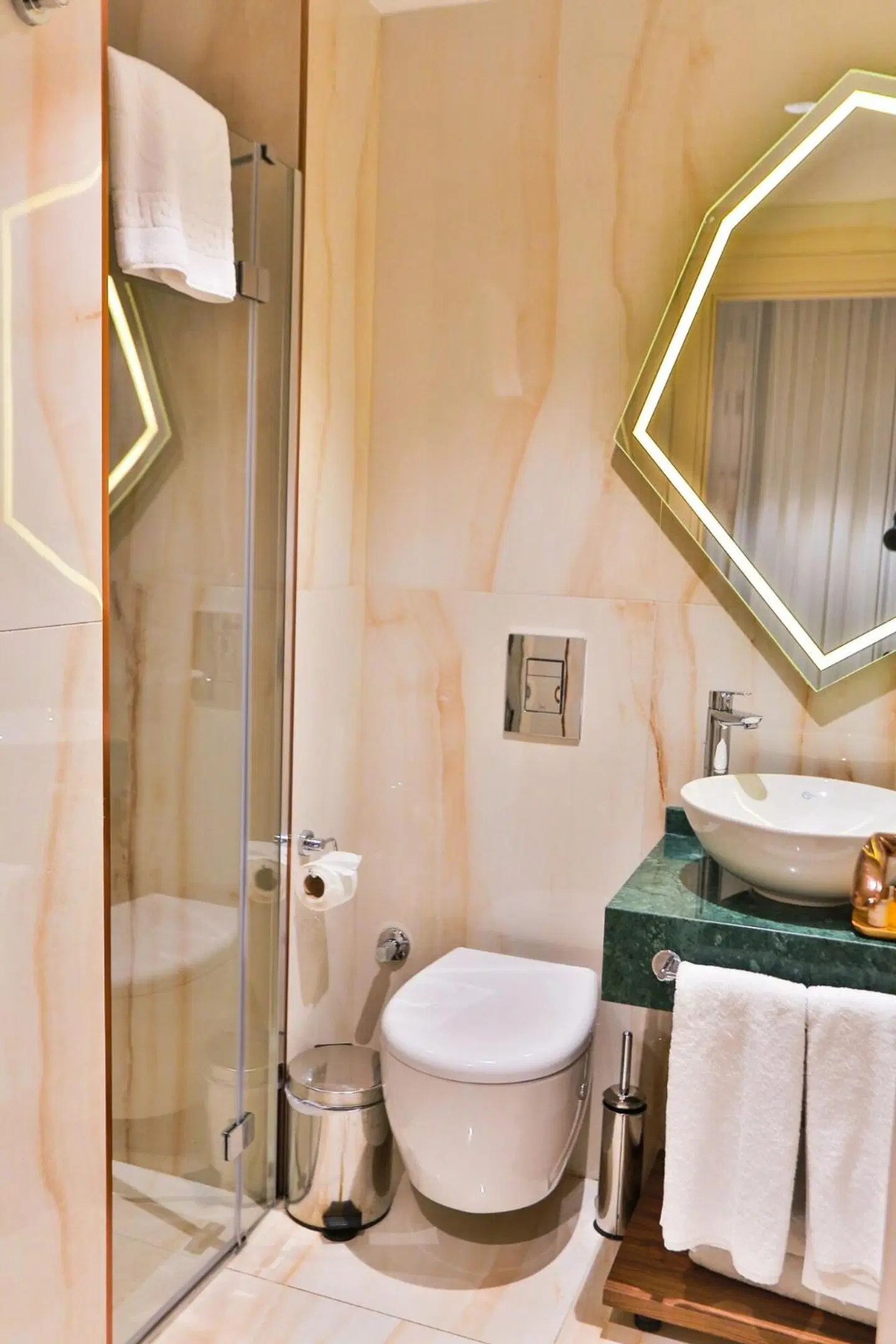 Danis Hotel Badezimmer