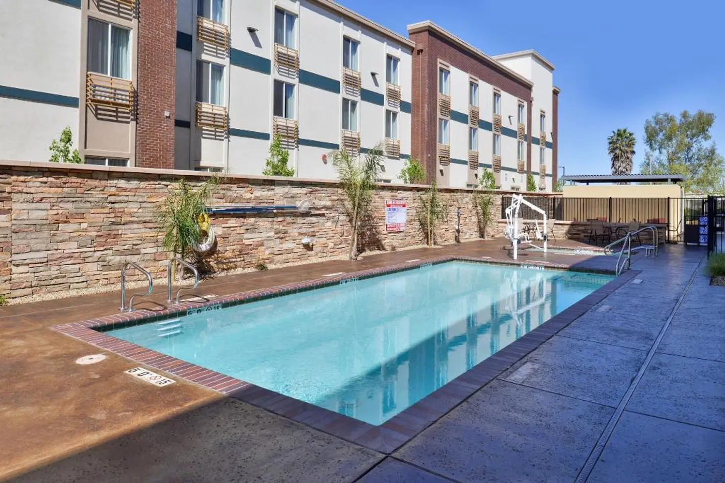 Fairfield Inn & Suites by Marriott Sacramento Airport Woodland OUTDOOR_POOL