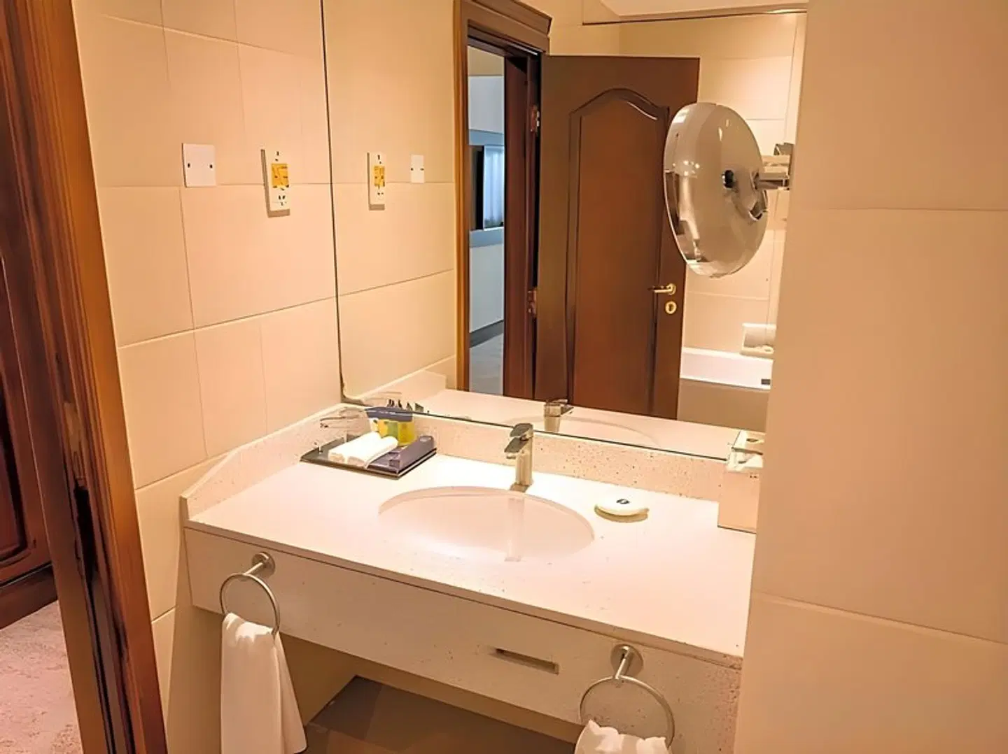 Majestic Cove Hotel Badezimmer