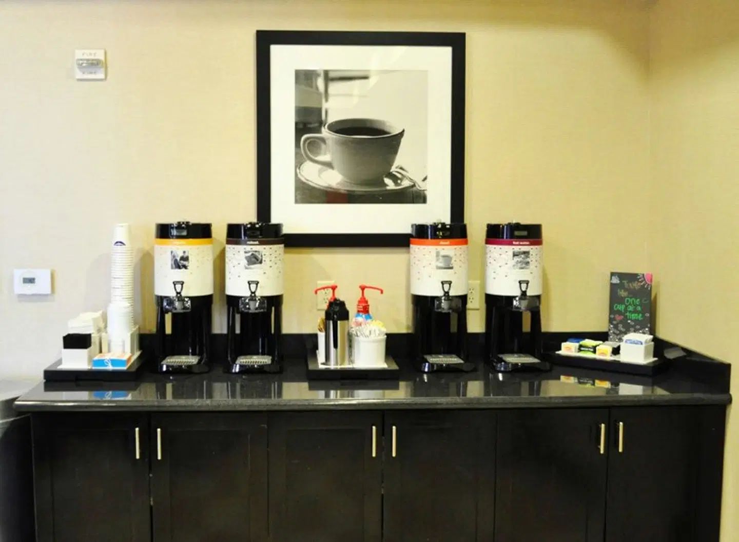 Hampton Inn & Suites Bay City Bar