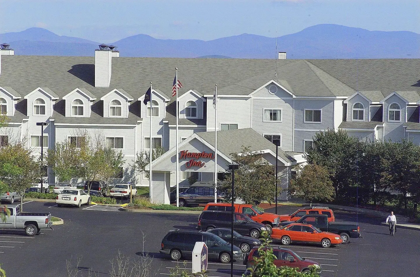 Hampton Inn Colchester EXTERIOR