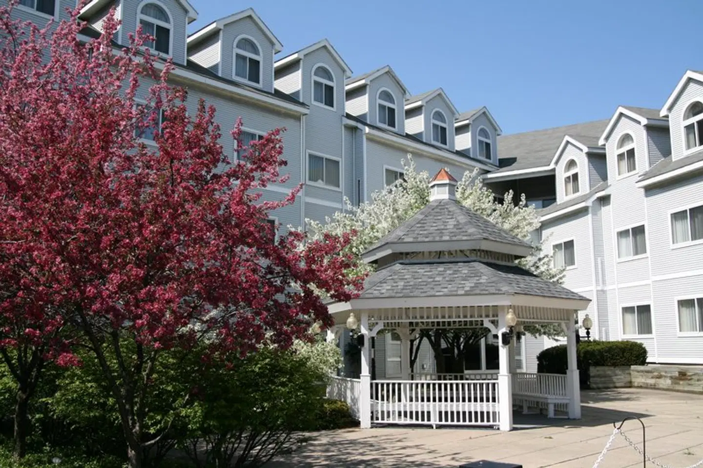 Hampton Inn Colchester EXTERIOR