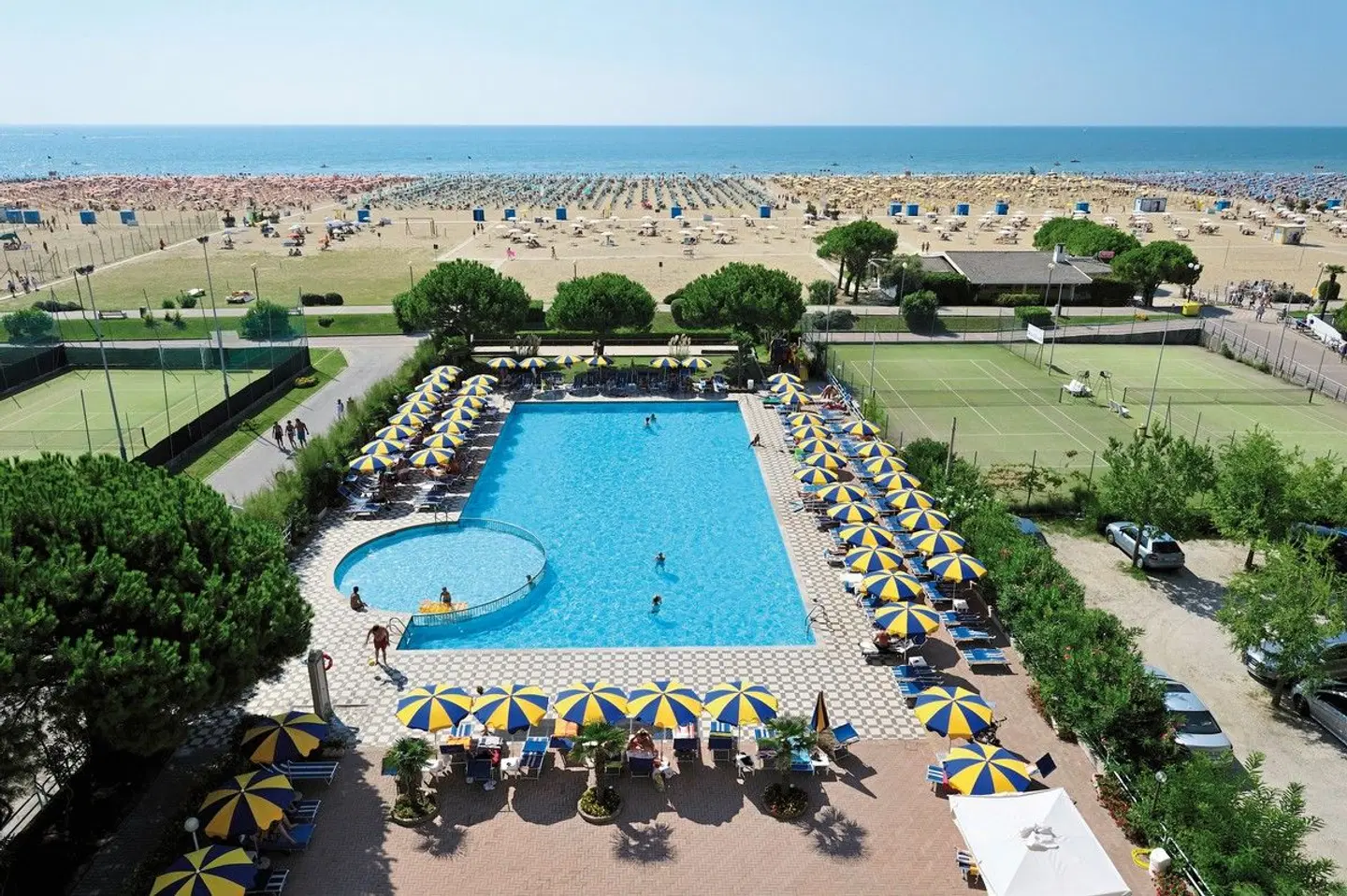 Bellevue OUTDOOR_POOL