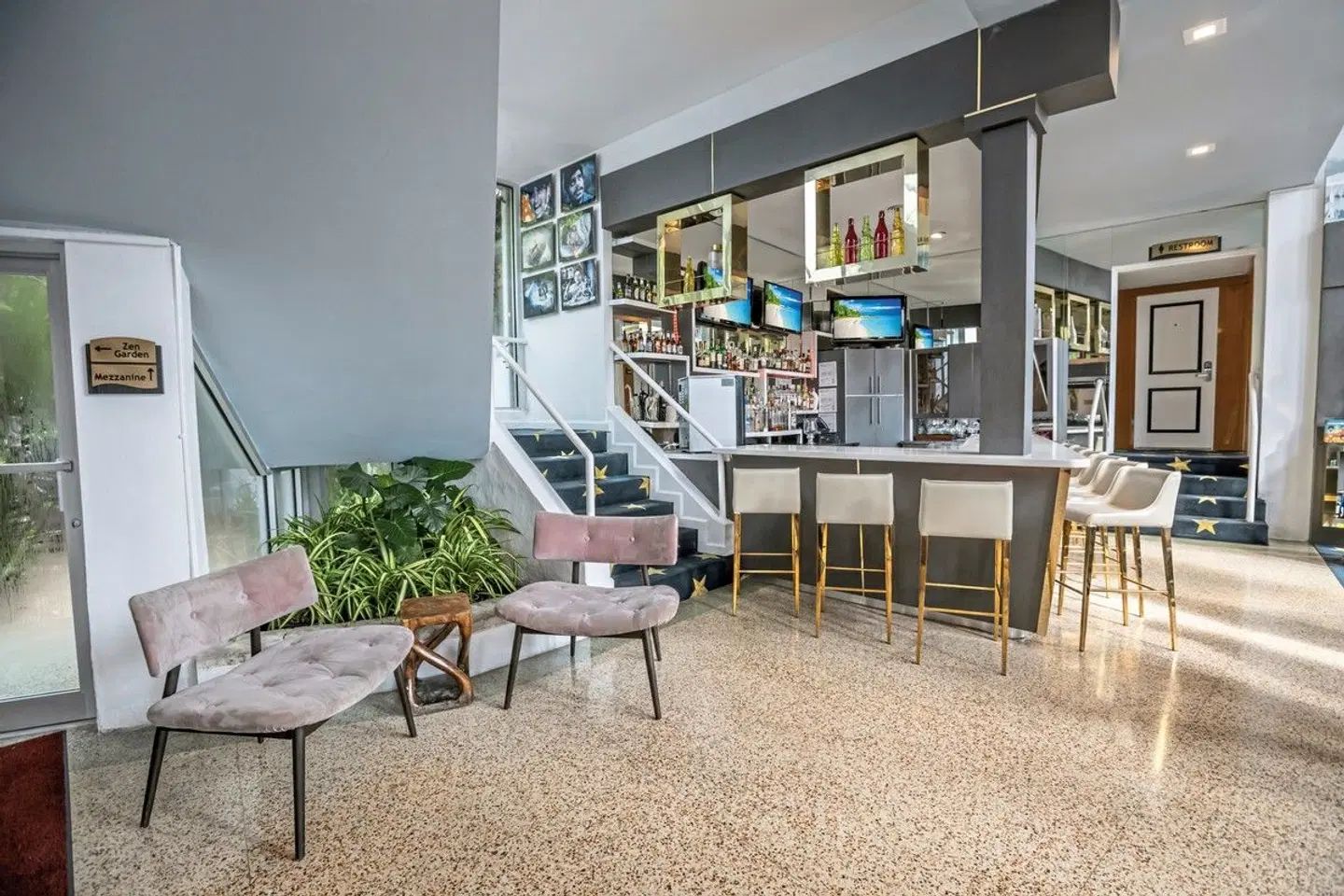 Catalina Hotel Bar