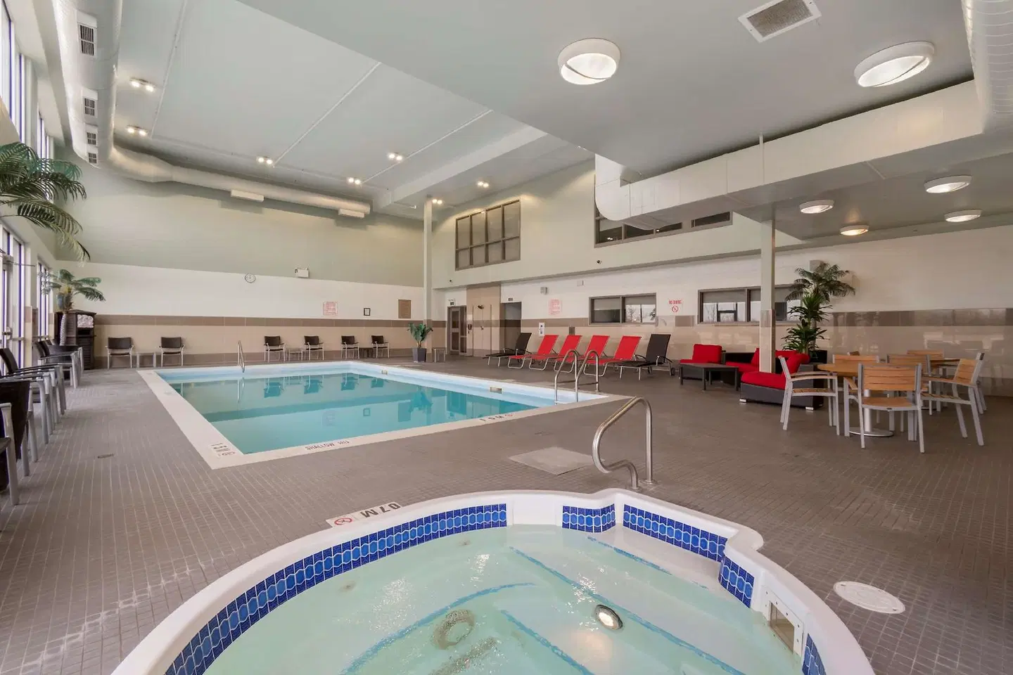 Best Western Plus Airport Inn & Suites Hallenbad