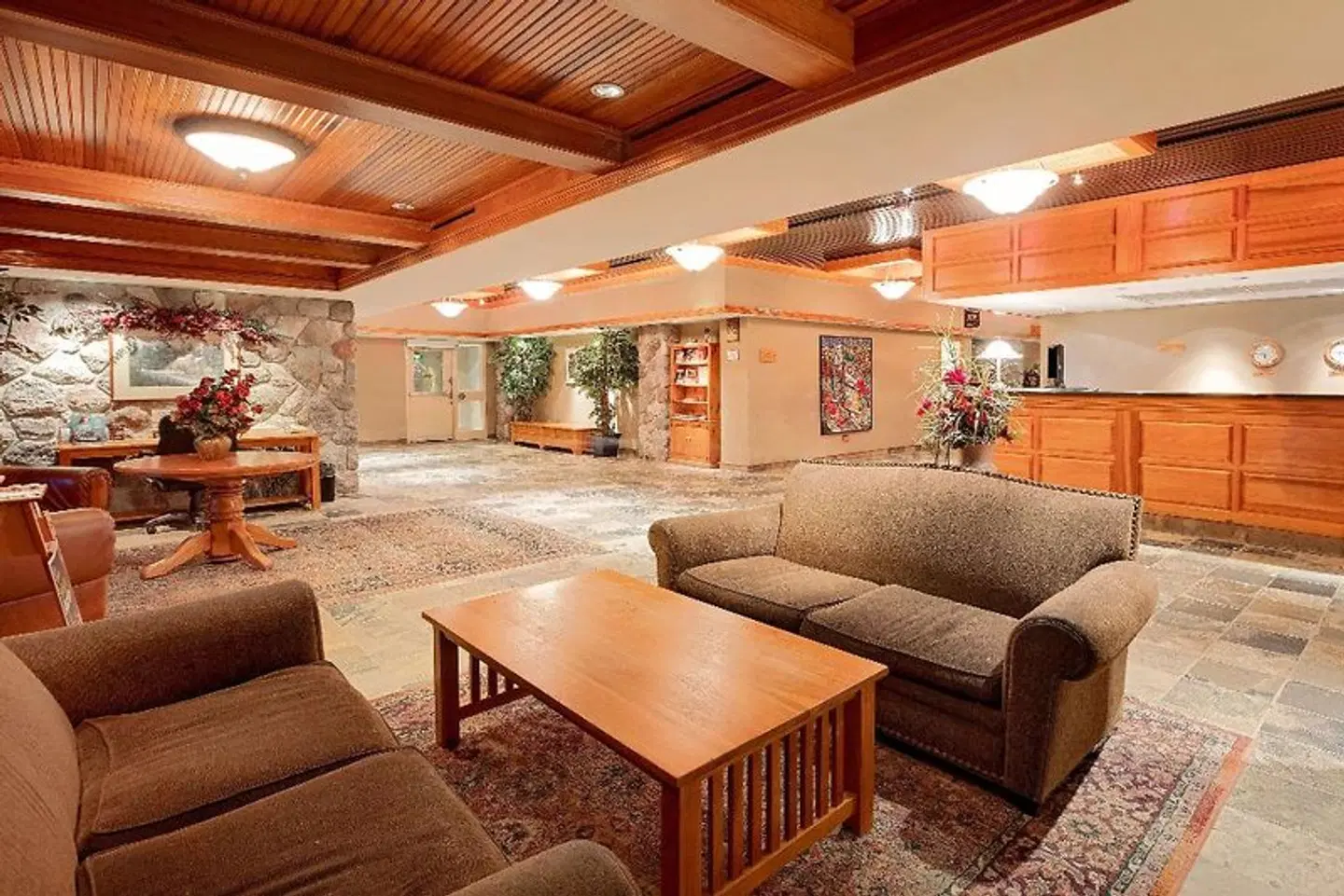 RAMADA PINEWOOD PARK RESORT NORTH BAY LOUNGE_LOBBY